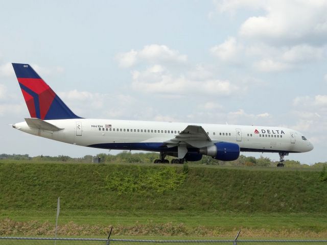 Boeing 757-200 (N661DN)