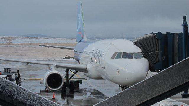 — — - LAN en manga del Aeropuerto Intencional  Malvinas Argentina de la Ciudad de Ushuaia