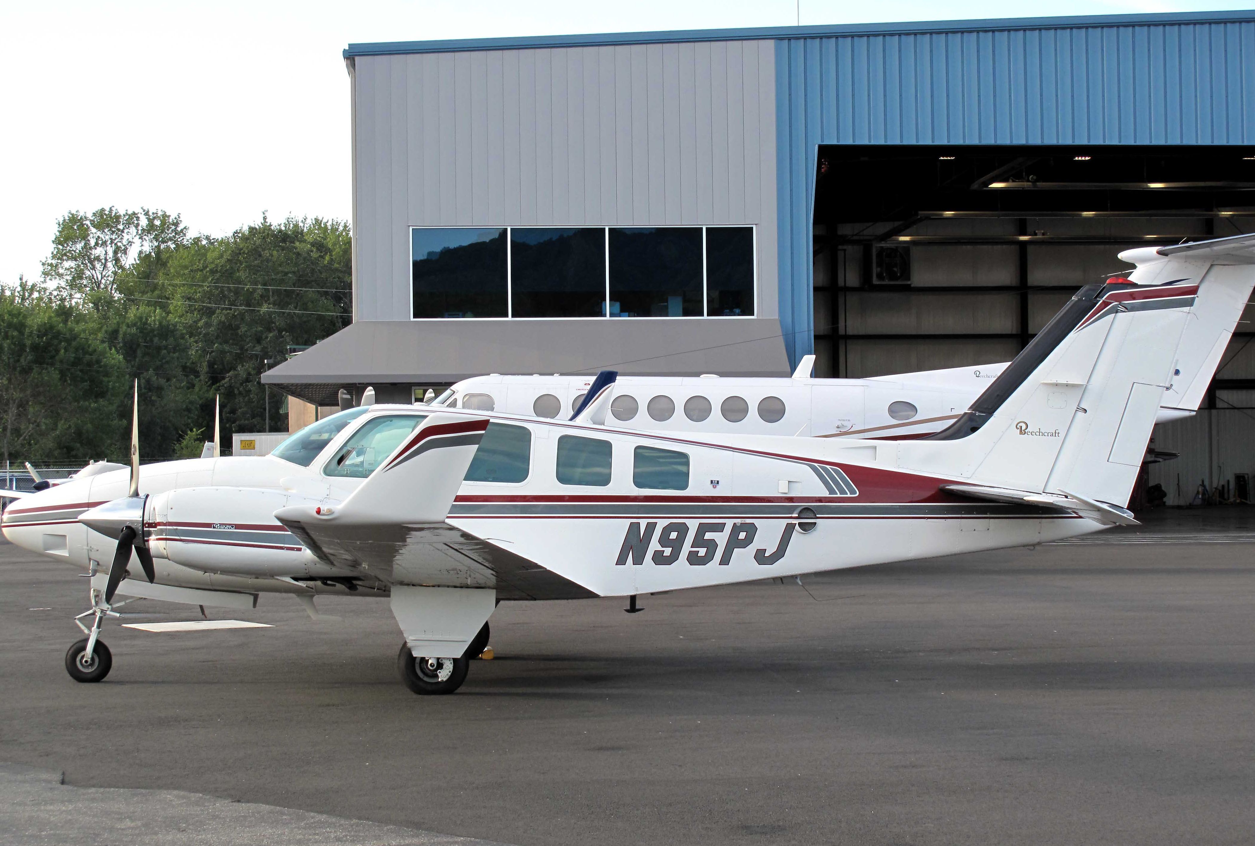 Beechcraft Baron (58) (RLI95) - One of RELIANT AIRs Barons. RELIANT AIR has the lowest fuel price on the Danbury (KDXR) airport.