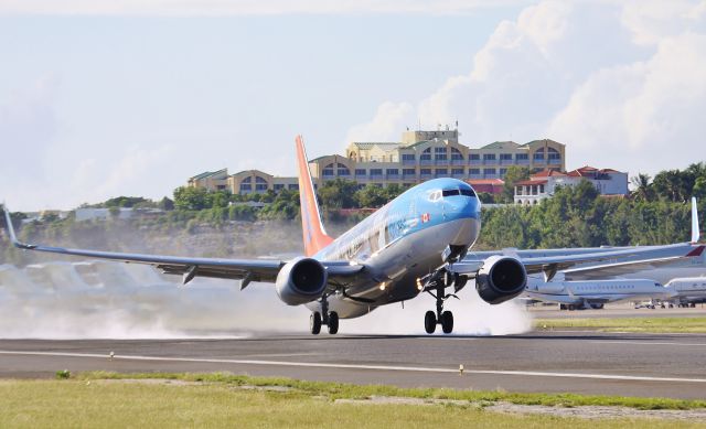 Boeing 737-800 (C-FRZG)