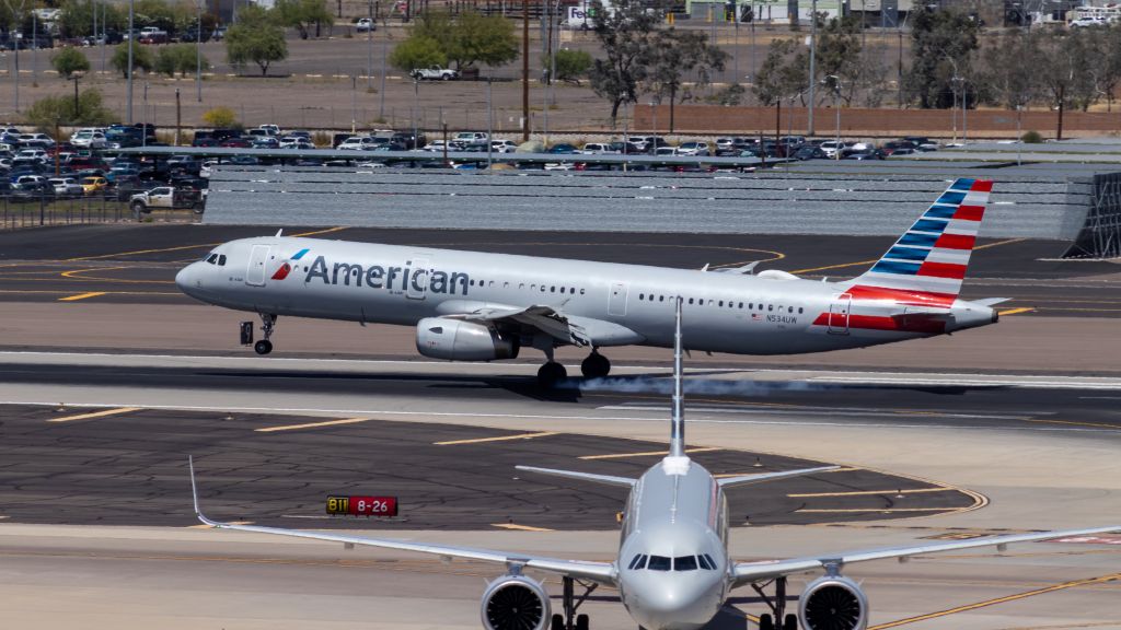 Airbus A321 (N534UW) - American Airlines A321 landing at PHX on 4/12/22. Taken with a Canon 850D and Canon 75-300mm lens.