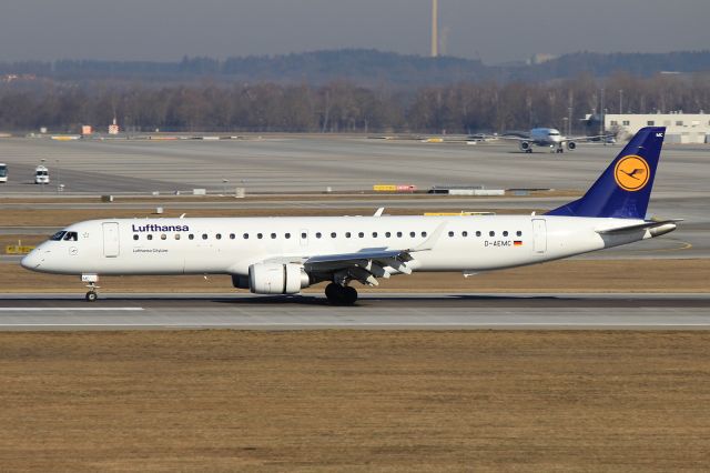 EMBRAER 195 (D-AEMC)