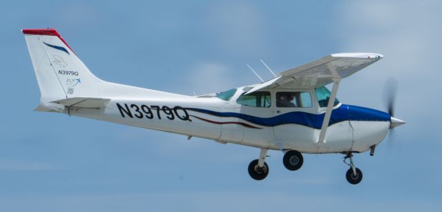 Cessna Skyhawk (N3979Q) - landing runway 5