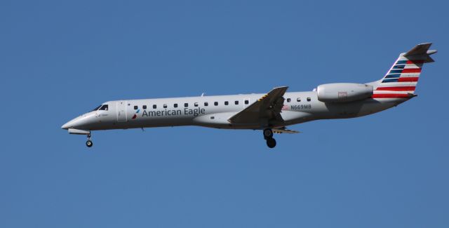 Embraer ERJ-145 (N669MB) - On final is this 2004 American Eagle Embraer ERJ-145LR in the Winter of 2020.