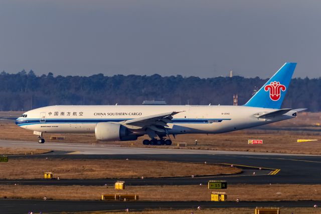 BOEING 777-200LR (B-2042)