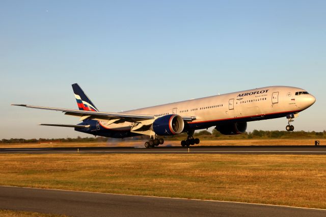 BOEING 777-300 —