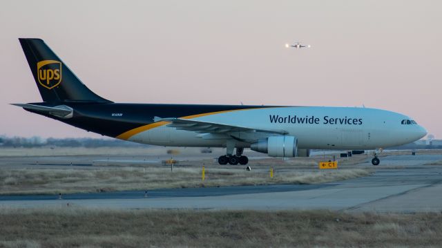 Airbus A300F4-600 (N169UP) - Taxiing into the UPS ramp. Taken from Founders Plaza.