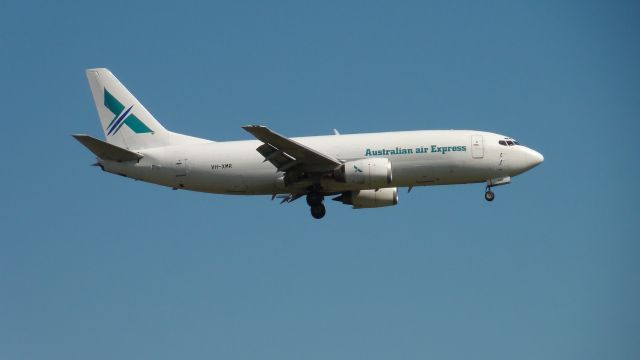 Boeing 737-700 (VH-XMR) - Boeing 737-376SF. QF7334 PER-MEL. Tue 4 Sep 2012. Melbourne Tullamarine - RWY 34. Final approach.