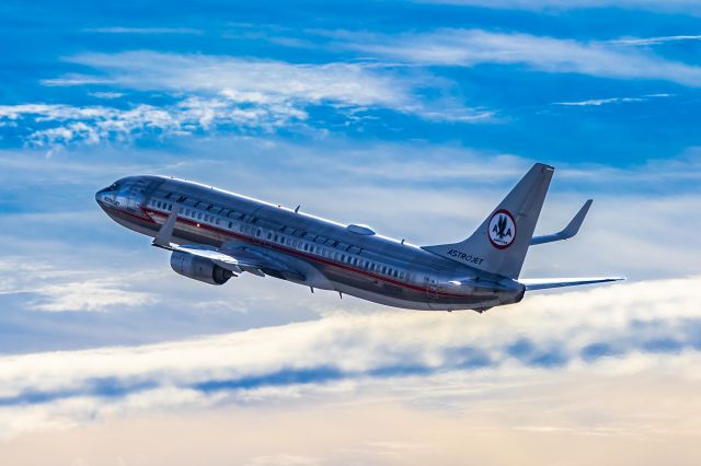 Boeing 737-800 (N905NN) - American Airlines 737-800 in AstroJet retro livery livery taking off from PHX on 11/28/22. Taken with a Canon 850D and Tamron 70-200 G2 lens. This is one of only 3 AA retro liveries that I was still missing, along with TWA and the Eagle retro E175, so I'm extremely happy to have finally gotten it!