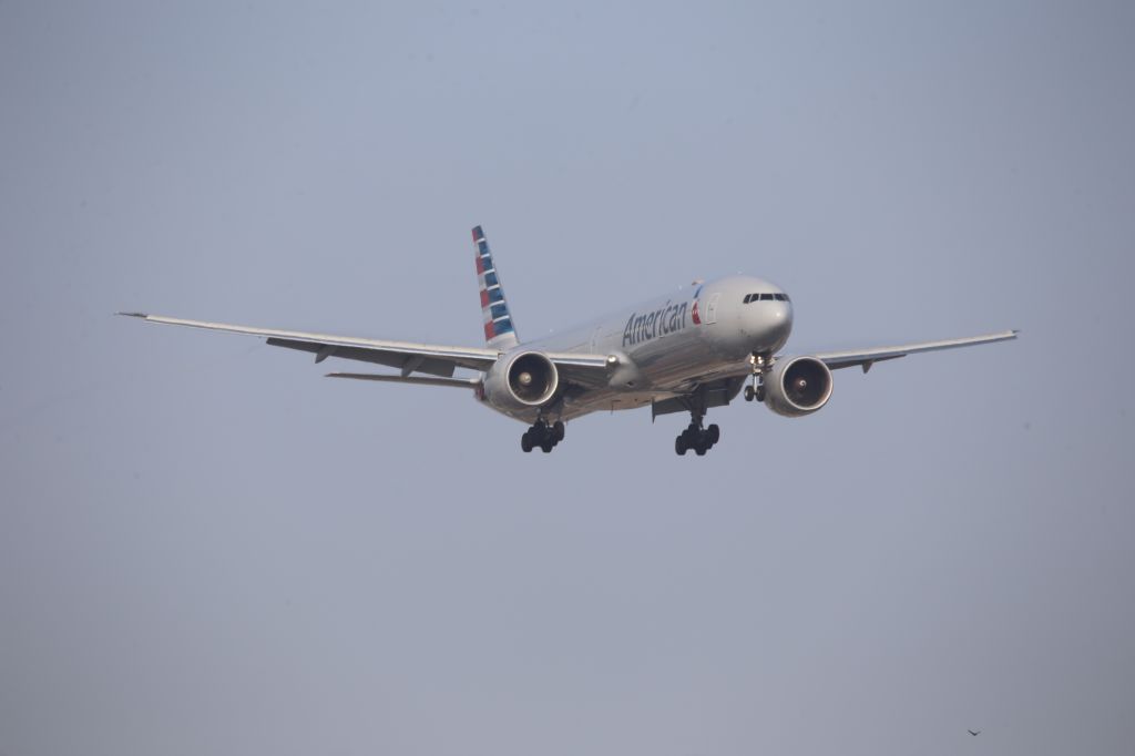 BOEING 777-300ER (N734AR)