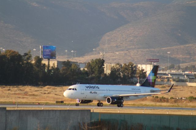 Airbus A320 (XA-VOY) - ESPERA EN CABECERA 27