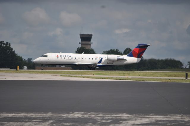 Canadair Regional Jet CRJ-200 (N487CA)