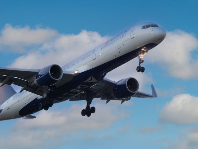 Boeing 737-700 — - Final approach