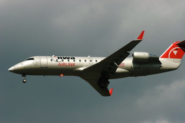 — — - Northwest RJ Landing Runway 24 Green Bay (before Delta Merger) Sept. 2009