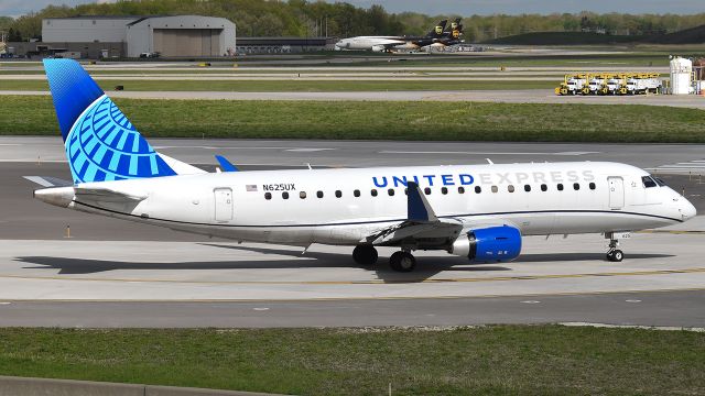 EMBRAER 175 (long wing) (N625UX)