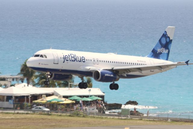 Airbus A320 (N568JB)