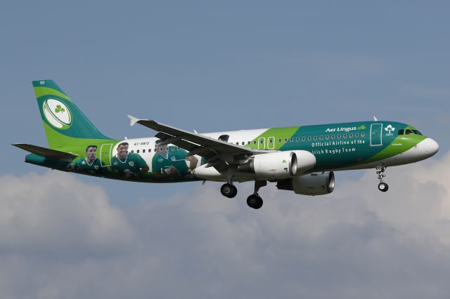 Airbus A321 (EI-DEO) - As an official sponsor of the Irish rugby team AER Lingus flew for few weeks before and during the Rugby World Cup 2015 in England this special painting with the stars of the team