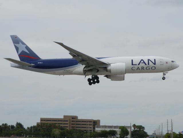 BOEING 777-200LR (N776LA)