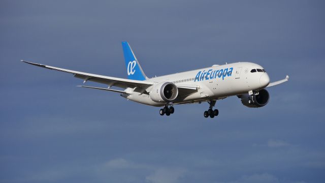 Boeing 787-8 (EC-MNS) - BOE886 on final to Rwy 16R to complete a B1 flight on 2.11.17. (ln 532 / cn 36417).