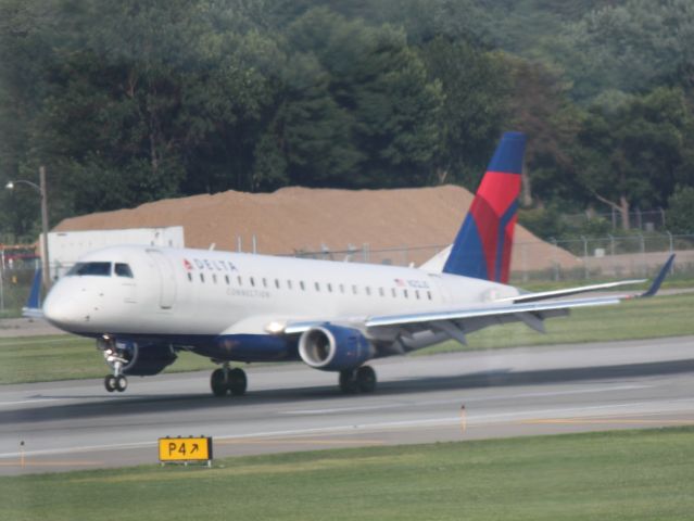 Embraer 170/175 (N212JQ) - Landing on 30R at MSP on 07/31/2011