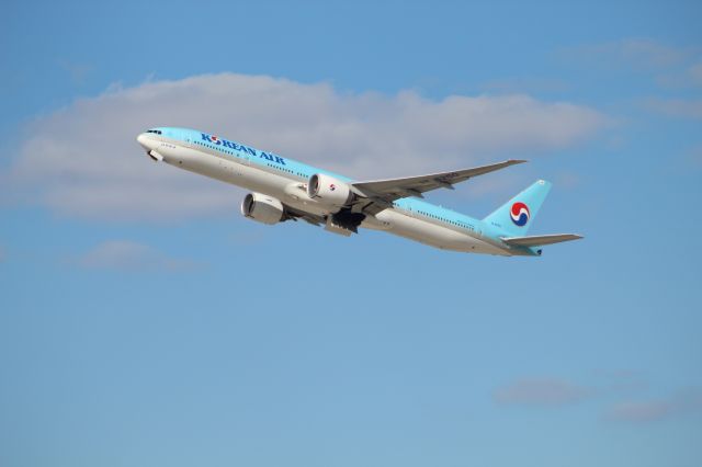 BOEING 777-300ER (HL8250) - Korean Air 777-300ER departing runway 28R at Chicago O'hare to Seoul