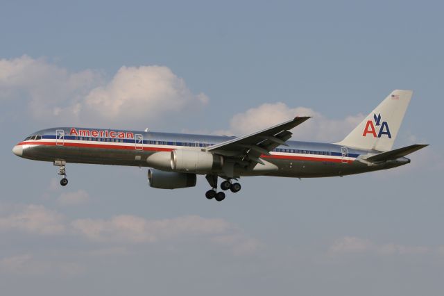 Boeing 757-200 (N671AA) - July 7, 2007 - early evening arrival at BWI