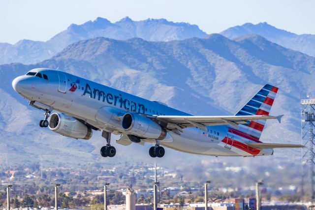 Airbus A320 (N659AW) - An American Airlines A320 taking off from PHX on 2/10/23 during the Super Bowl rush. Taken with a Canon R7 and Canon EF 100-400 II L lens.