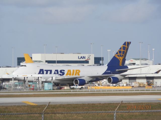 Boeing 747-400 (N415MC)