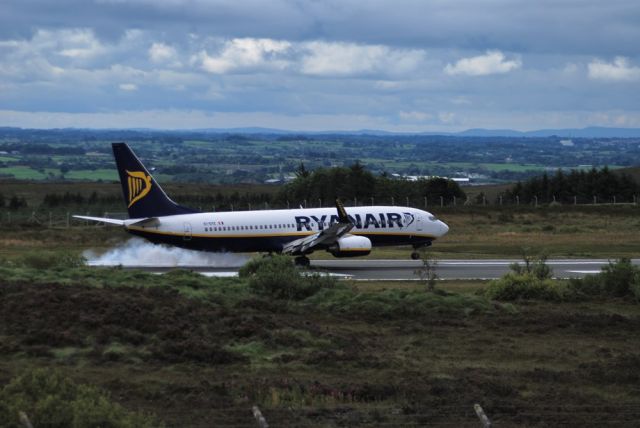 Boeing 737-800 (EI-DYE)