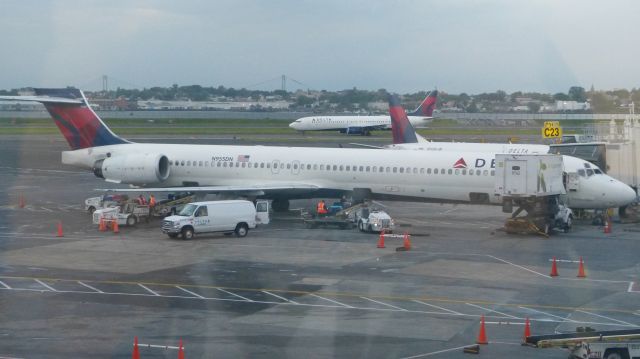 McDonnell Douglas MD-90 (N955DN) - Heading out to Detroit.