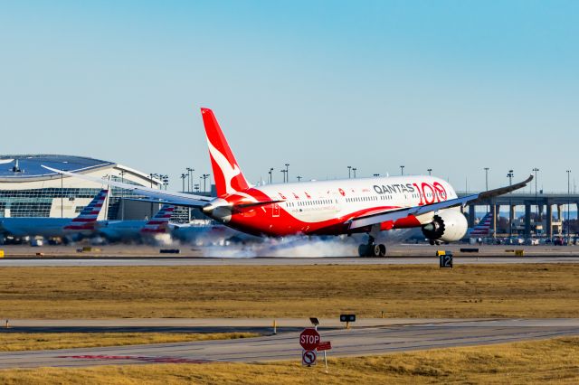 Boeing 787-9 Dreamliner (VH-ZNJ) - Qantas 787-9 in Qantas 100th anniversary special livery landing at DFW on 12/25/22. Taken with a Canon R7 and Tamron 70-200 G2 lens.