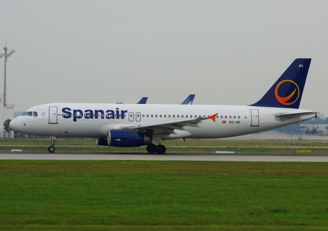 Airbus A320 (EC-IPI) - This is the only aircraft that Spanair has in its new livery. It plans to retire all its McDonnell Douglas aircraft in favour of new Airbus aircraft