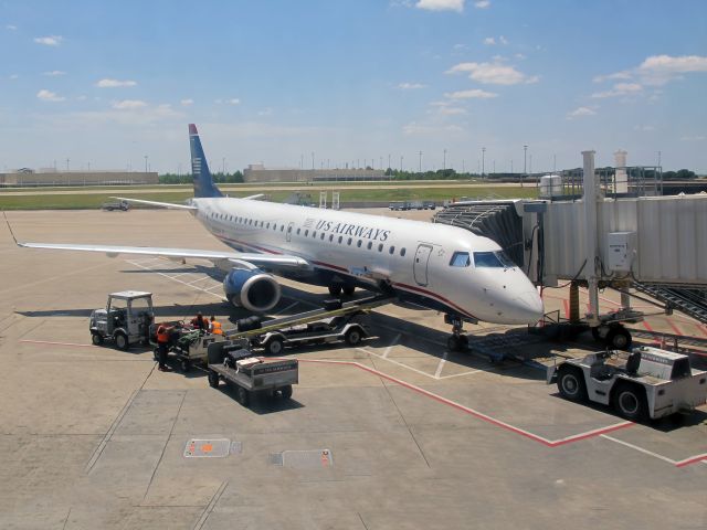 Embraer ERJ-190 (N956UW)