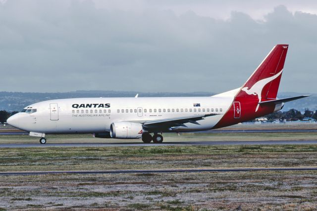 Piper Cherokee (VH-TAX) - QANTAS - BOEING 737-376 - REG : VH-TAX (CN 23489/1356) - ADELAIDE INTERNATIONAL AIRPORT SA. AUSTRALIA - YPAD (11/1/1999)