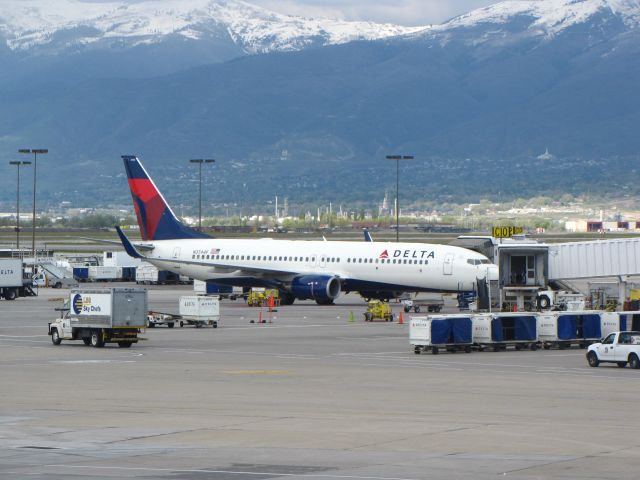 Boeing 737-800 (N3744F)