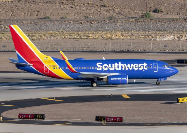Boeing 737-700 (N7859B)