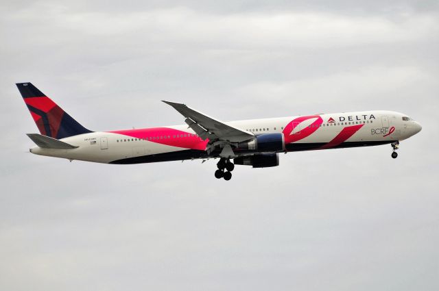 BOEING 767-400 (N845MH)