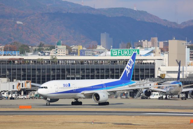 Boeing 777-200 (JA702A)