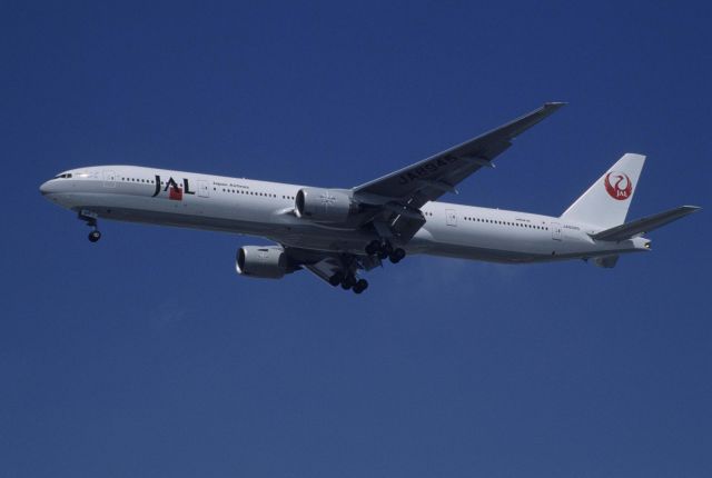 BOEING 777-300 (JA8945) - Final Approach to Tokyo-Haneda Intl Airport Rwy16L on 1999/08/31