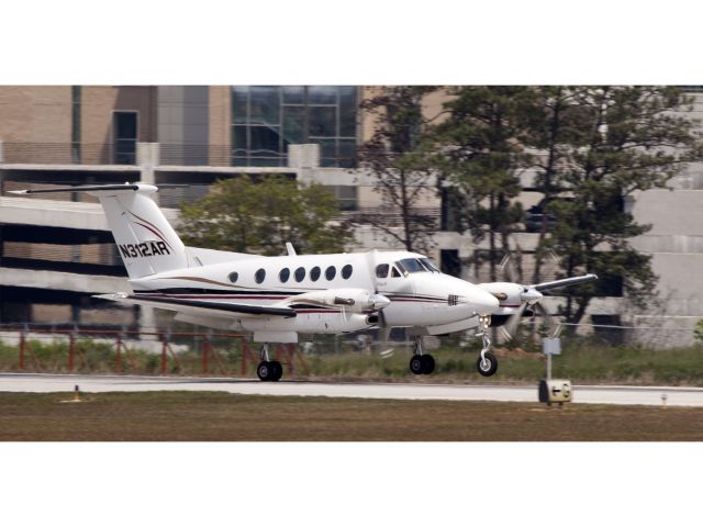 Beechcraft Super King Air 300 (N312AR) - Perfect landing under crosswind conditions.