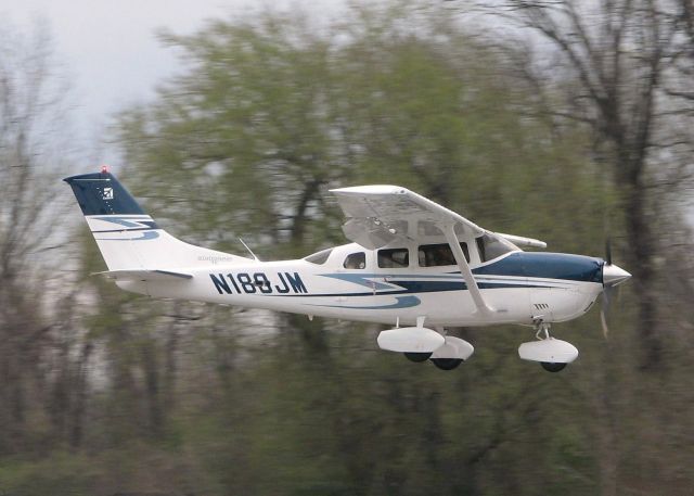 Cessna 206 Stationair (N189JM) - Landing on 14 at the Shreveport Downtown airport.