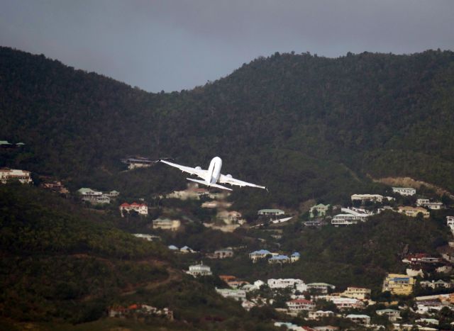 Boeing 737-700 (N13720) - Climbout from Rwy 10.