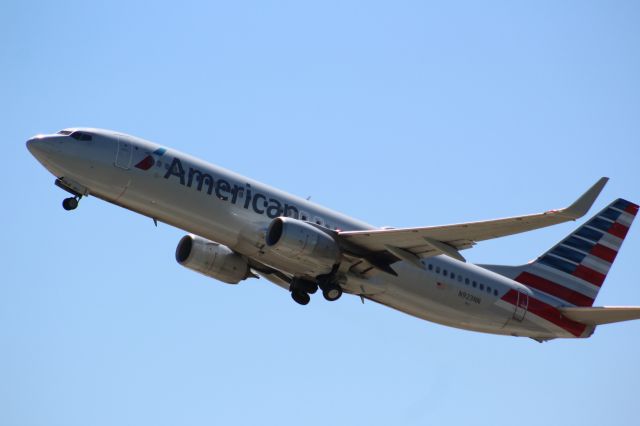 Boeing 737-800 (N923NN) - Plane Type: 2013 Boeing 737-823br /Route: CLT-MSPbr /Airline: American Airlines br /Livery: br /Registration: N923NNbr /Owned By: Wells Fargo Trust Co Na Trustee br /Runway: 36C