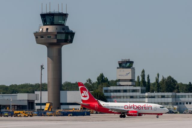 Boeing 737-700 (D-AHXC)