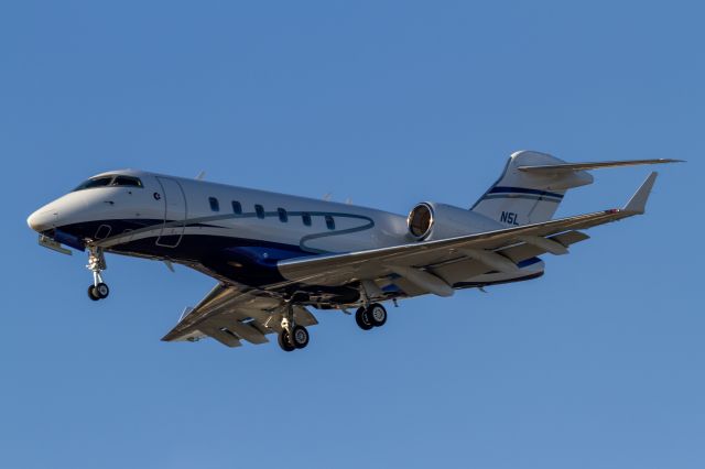 Bombardier Challenger 300 (N5L)