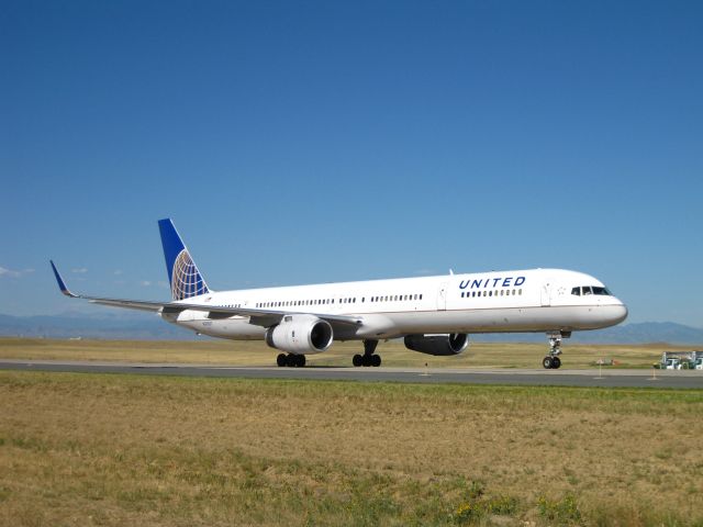 Boeing 757-200 (N77871) - Taxiing in to the gate at DIA.