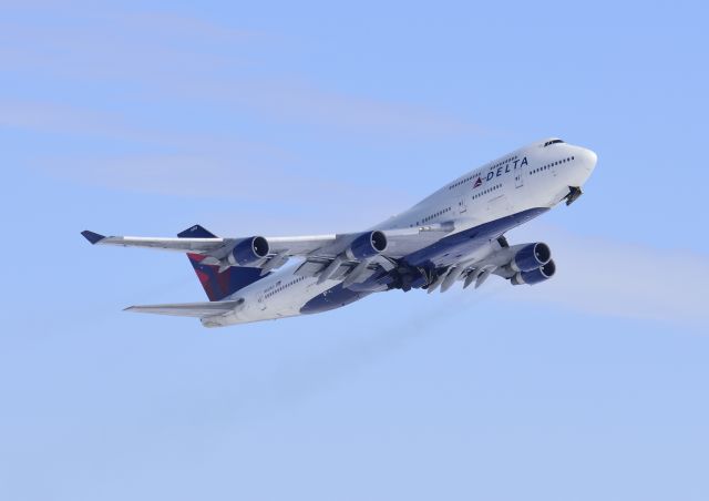 Boeing 747-400 (N663US)