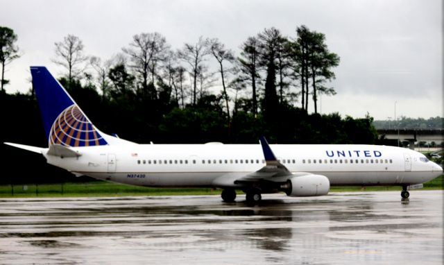 Boeing 737-900 (N37420) - Taxiing for take off (KIAH-KSFO) 07-12-2012