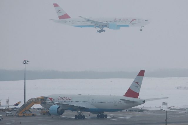 Boeing 777-200 (OE-LPB) - OE-LPB meets OE-LPD on final approach