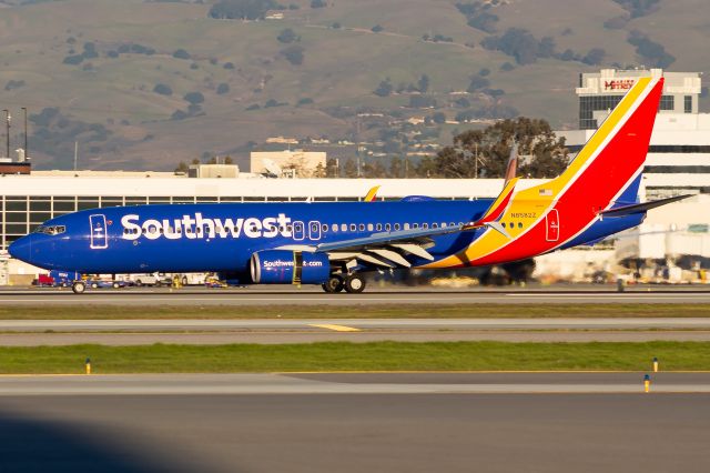 Boeing 737-800 (N8582Z)